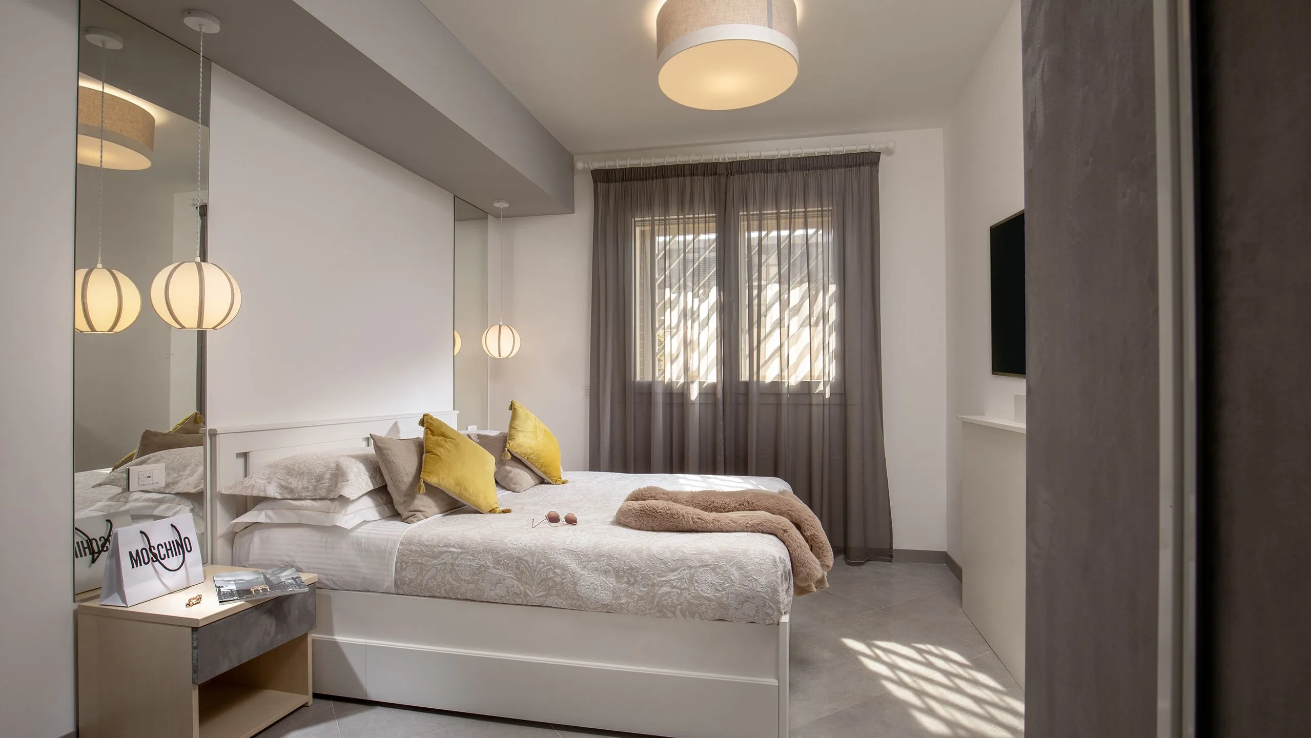 Camera da letto moderna con letto matrimoniale