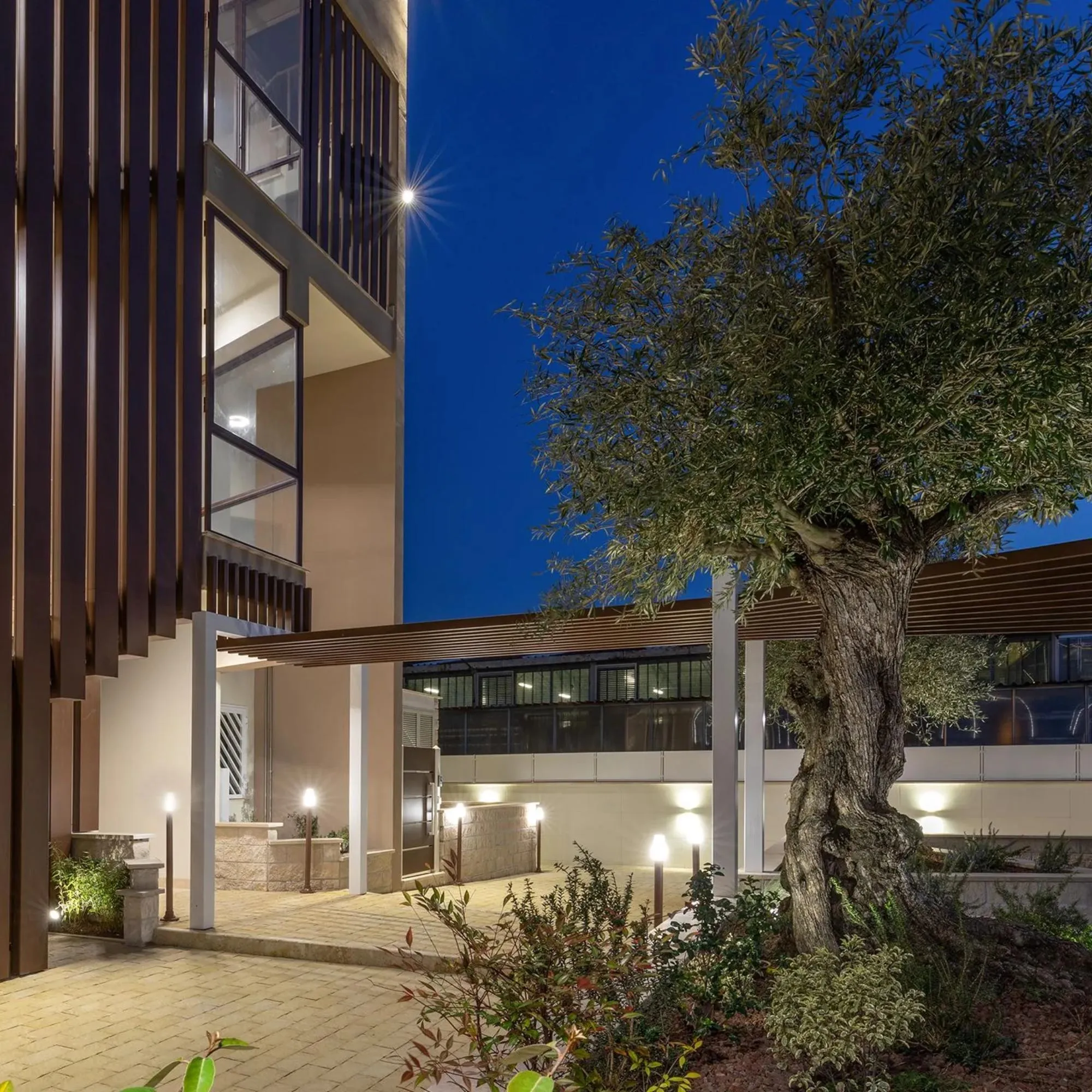 cortile-esterno-moderno-edificio-quadrata