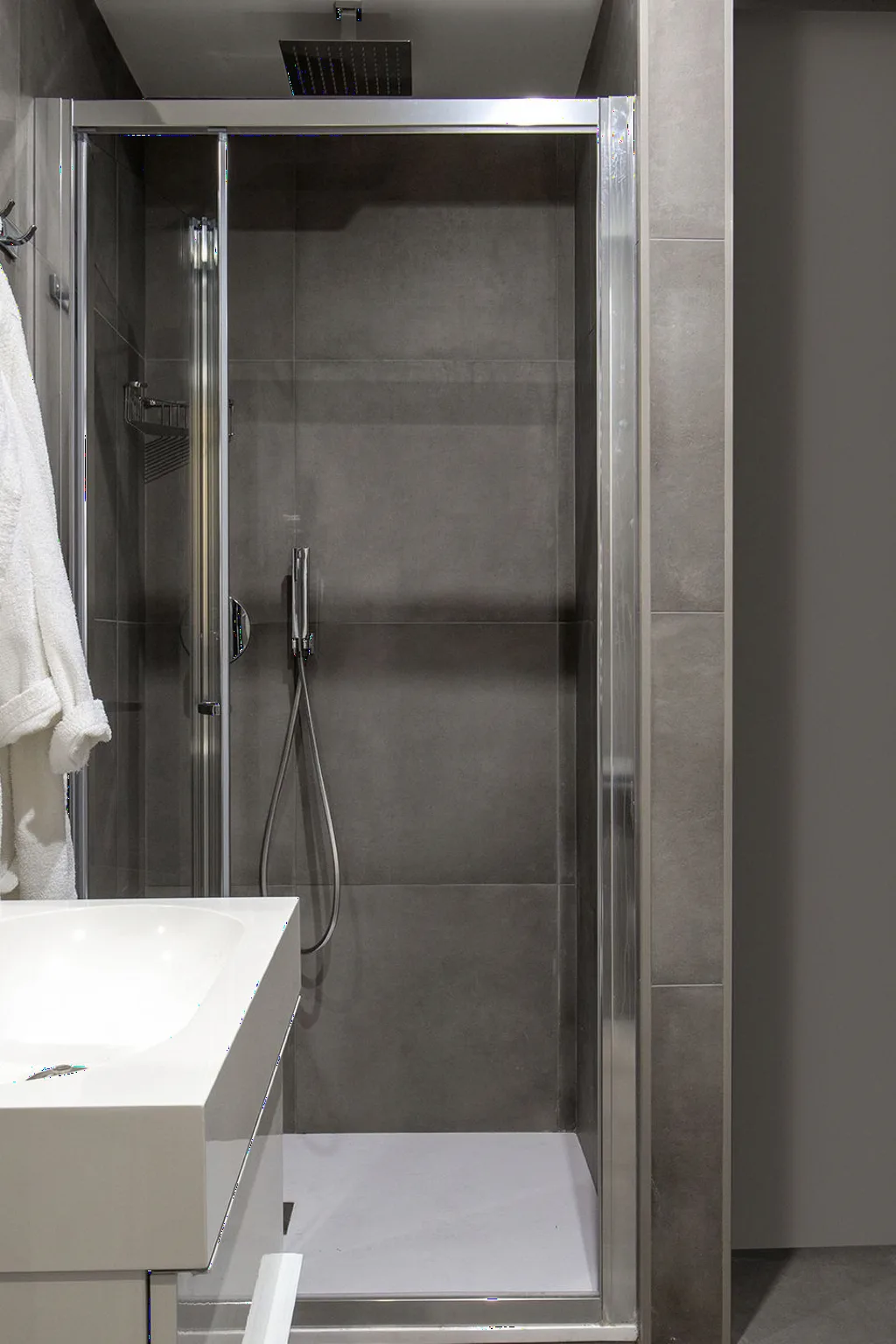 Bagno moderno con doccia in vetro e specchio illuminato