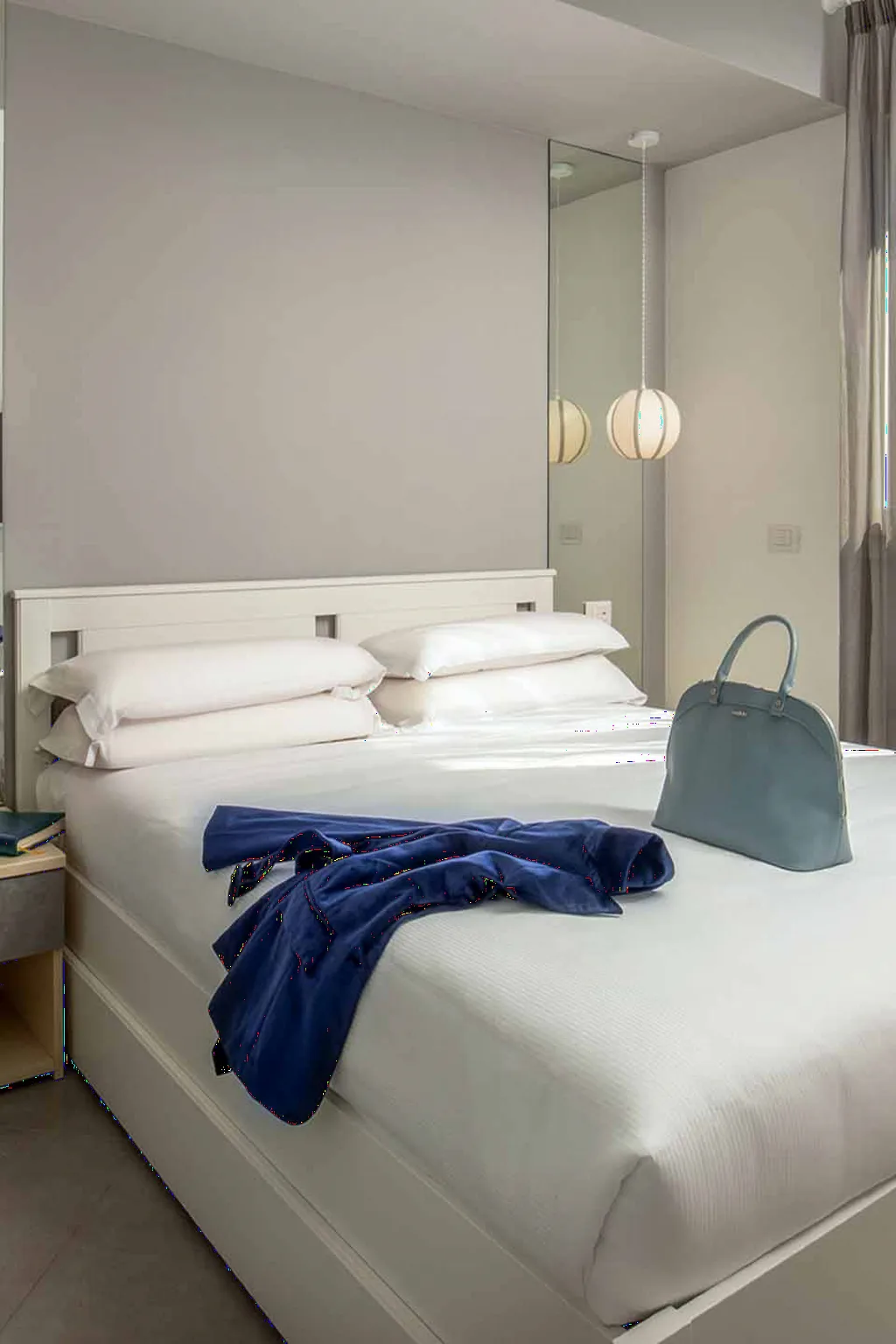 Camera con letto matrimoniale e finestra con tende