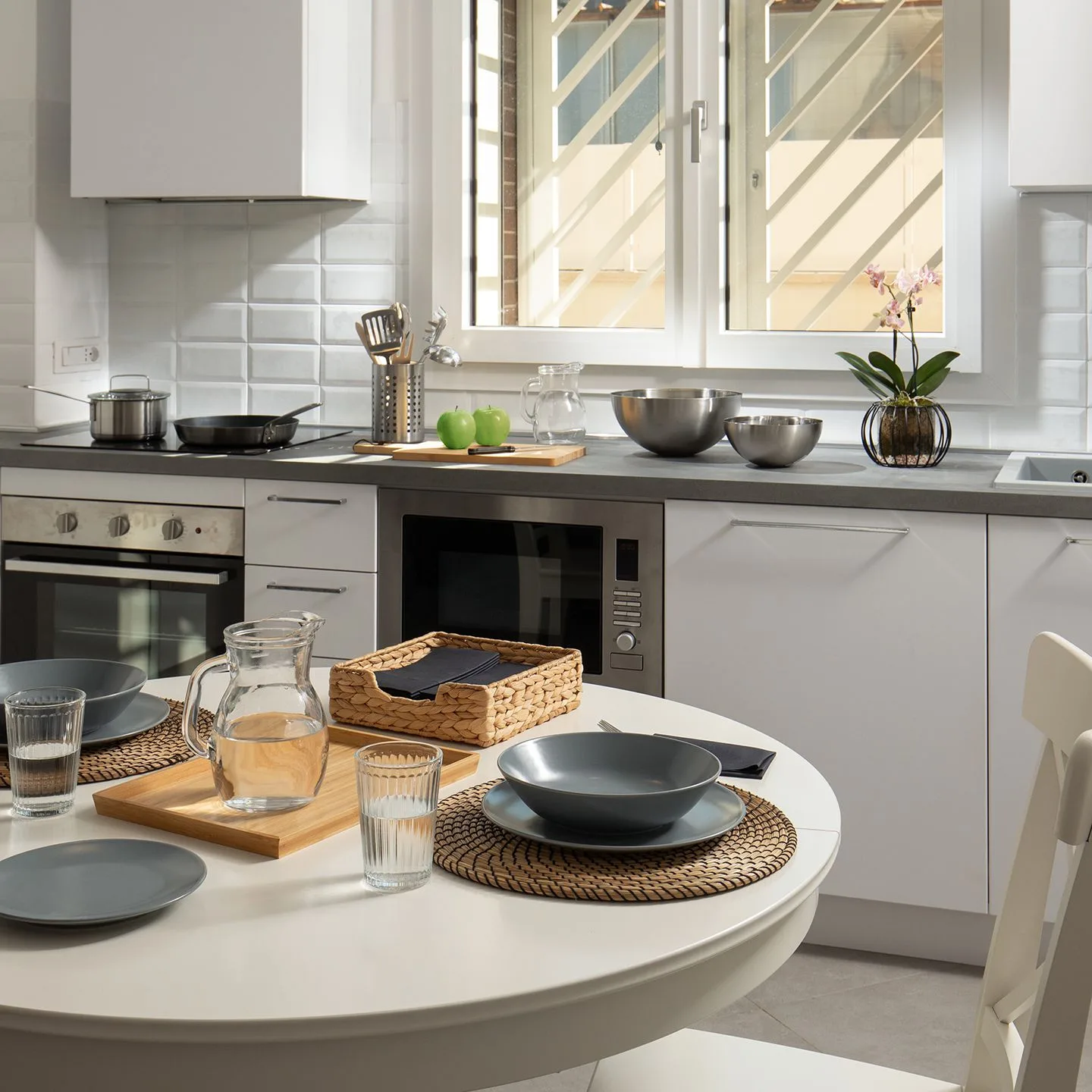Cucina attrezzata con tavolo apparecchiato