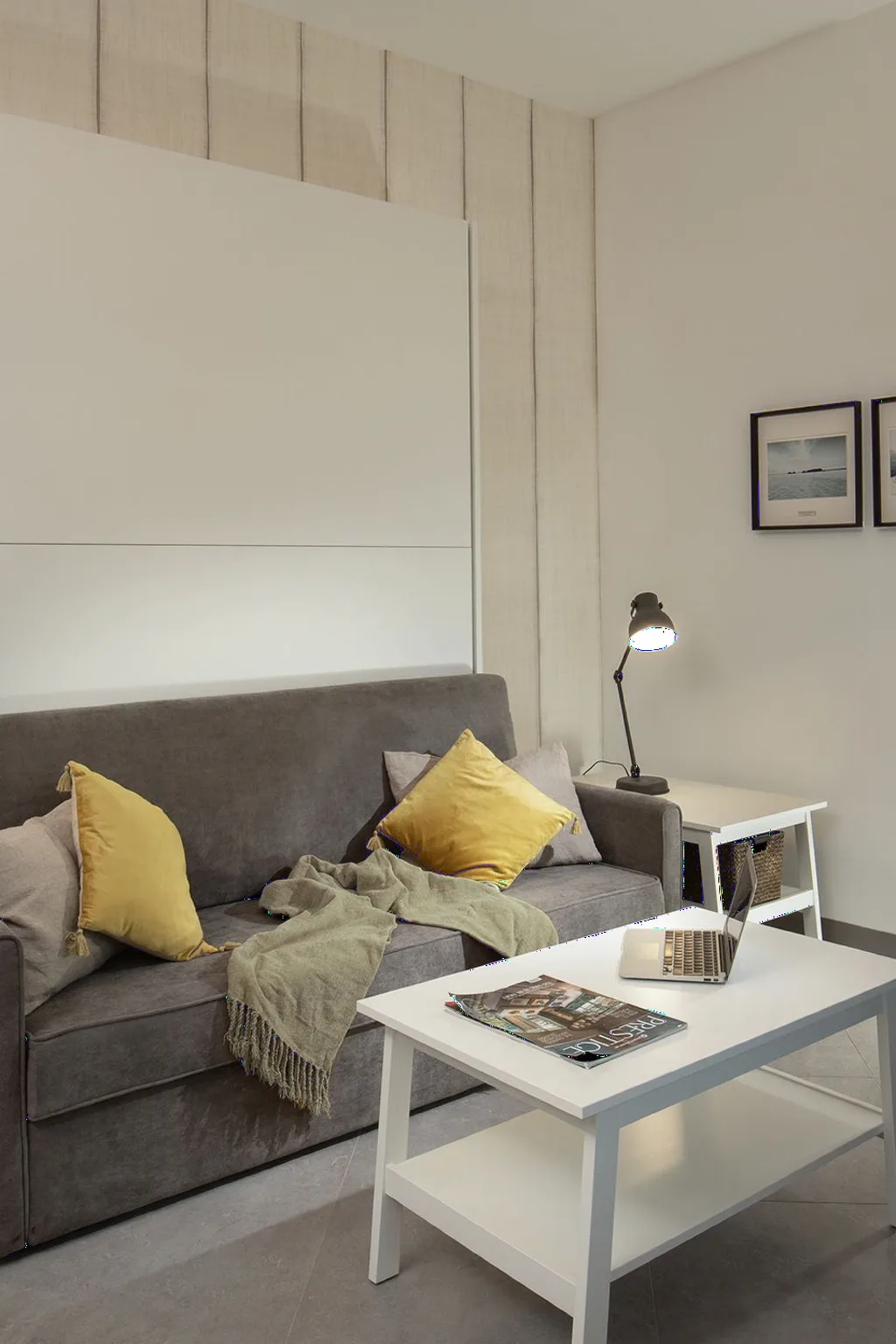 Salotto moderno con divano grigio e cuscini gialli