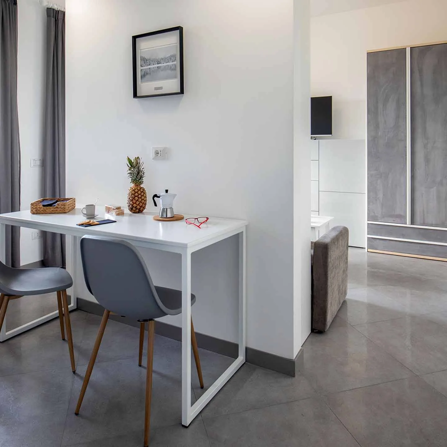Zona studio con tavolo e sedie nell'appartamento