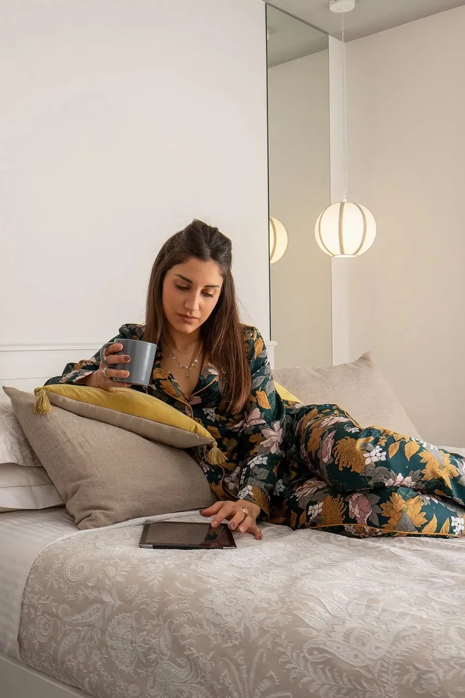 donna-seduta-letto-tazza-new-verticale